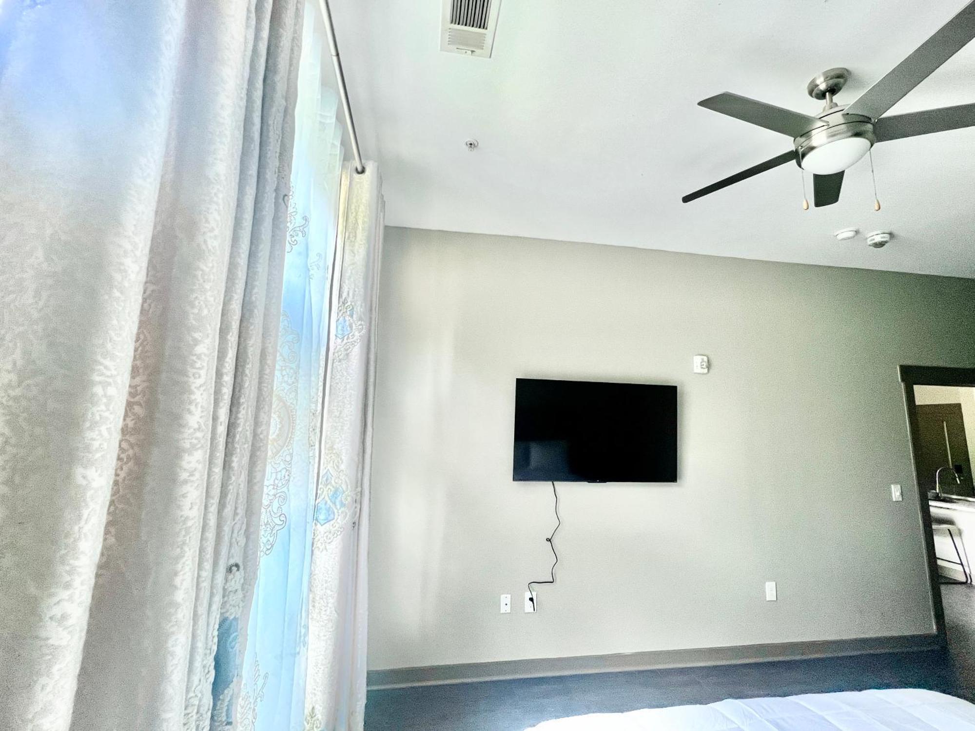 Uptown Modern 2br *
