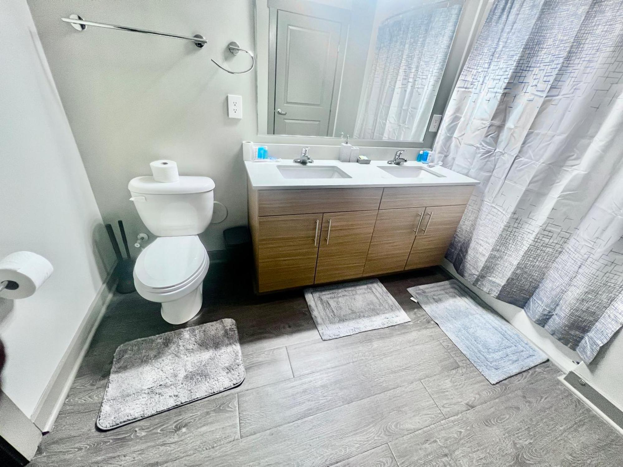 Uptown Modern 2br *
